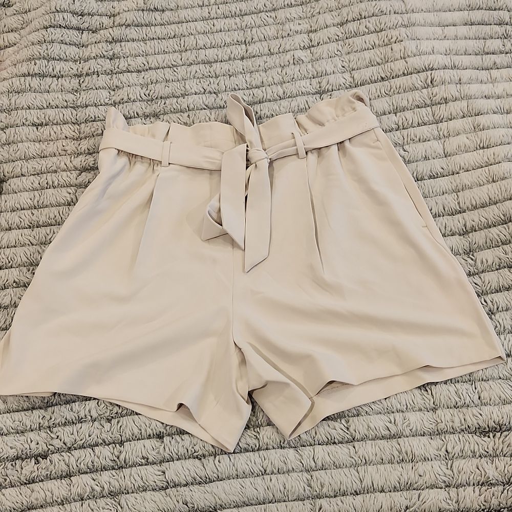 Beautiful polyester high waist, belted cream Joie shorts size 10!